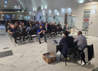 Искренов раздаде автографи в Безистена на премиерата на „Без обувки“